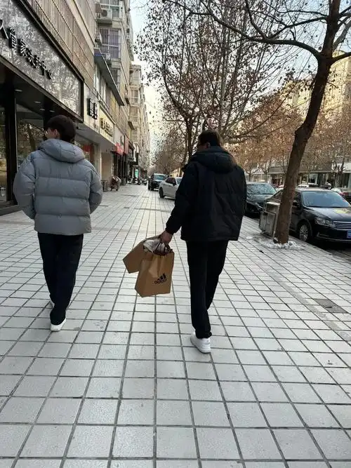 孩你的一套衣服超老娘我花好几个月9191#背影 #带娃逛街  - 抖音