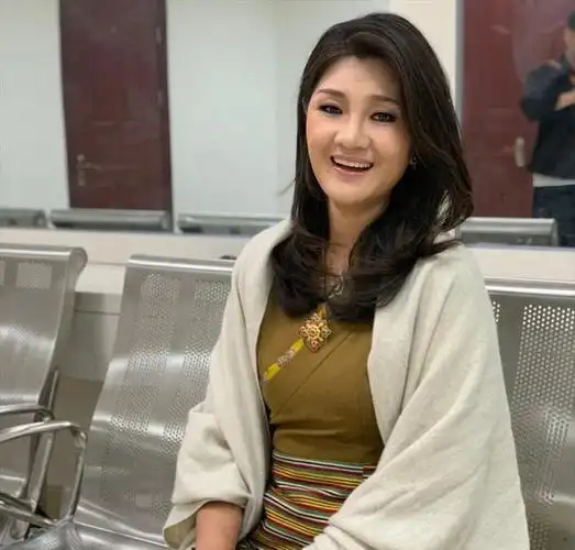 歌手降央卓玛因丈夫高颜值疯狂倒追婚后生3胎如今怎么样了