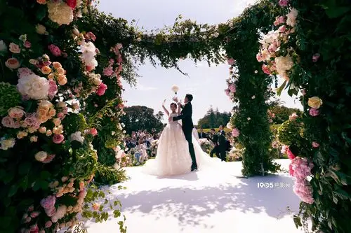 张若昀唐艺昕婚礼现场照 合跳双人舞梦幻似童话_明星活动_图集_电影网