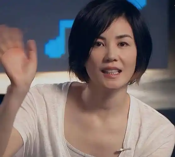 逛街偶遇王菲,53岁脸部紧致,对比20岁40岁照片没变化_先生_感觉_年龄