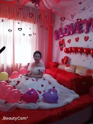 新娘在婚房的婚床