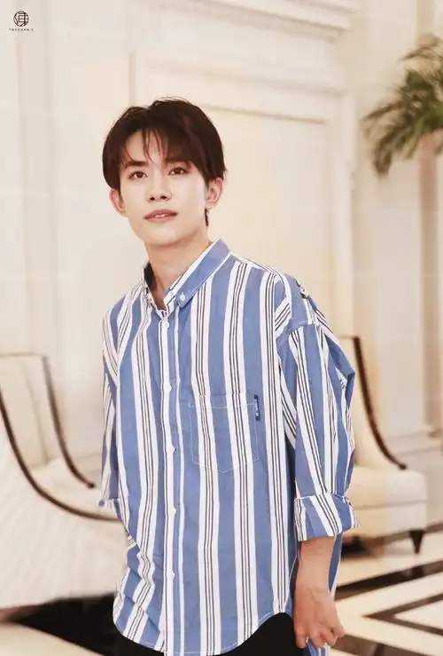 易烊千玺穿条纹衬衣,"男友风"造型让人心动_高清图集_新浪网