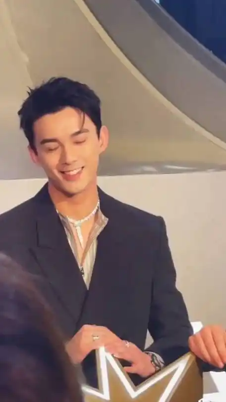 地铁上偶遇吴磊#百看不厌的笑容,霸道总裁的邪魅一笑,真的太苏了!