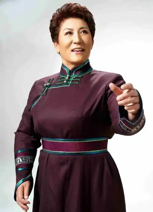 这位蒙古族女歌手德德玛以其深情的歌声和扣人心弦的歌声深受观众喜爱