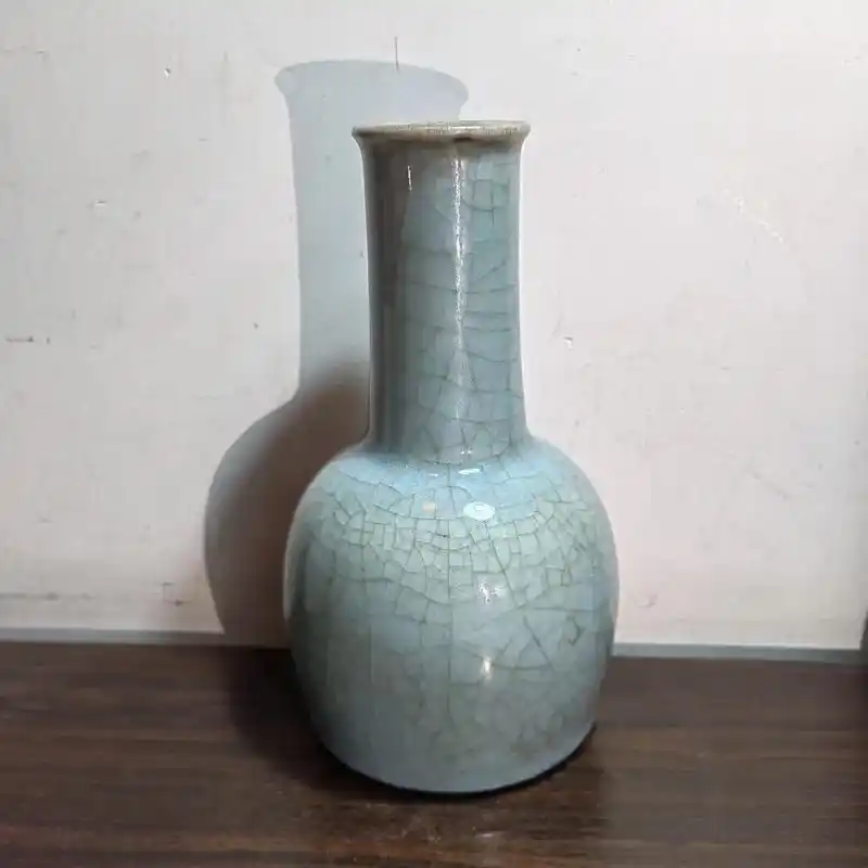 清乾隆时期仿宋代官窑天青釉摇铃尊.