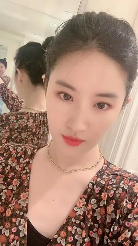 刘亦菲近照少女感十足,背后镜子暴露真实颜值,神仙姐姐真的老了|刘亦