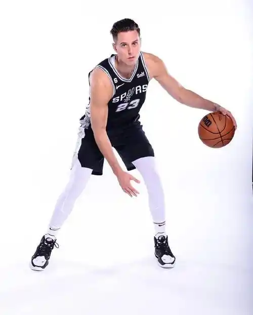 3年4次!nba第一帅好惨啊_扎克·柯林斯_马刺_赛季