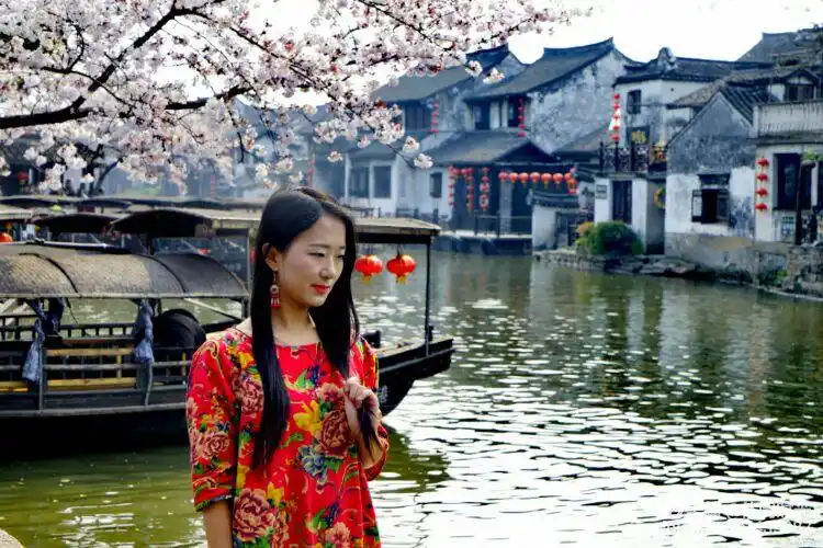 如柳的身姿,婉约含蓄,江南女子——灵秀典雅