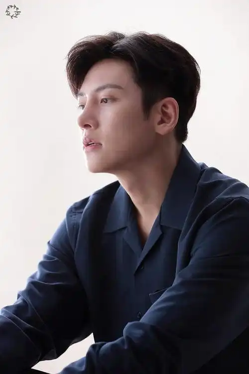 最后来到个人画报时间,深蓝色衬衫配上黑色西装裤,让池昌旭散发帅气