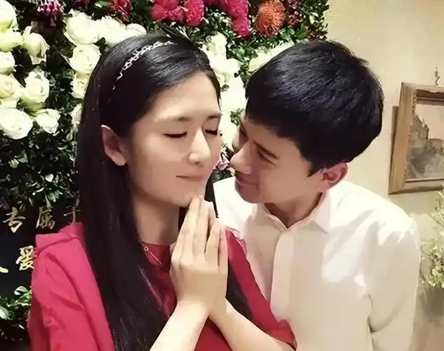 张杰谢娜带仨娃游迪士尼十指紧扣如热恋情侣3个保姆很抢镜