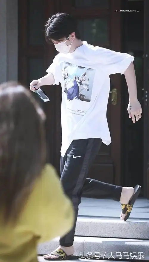 范丞丞录制综艺照片曝光穿着拖鞋心情不错拍照的姿势真的很迷