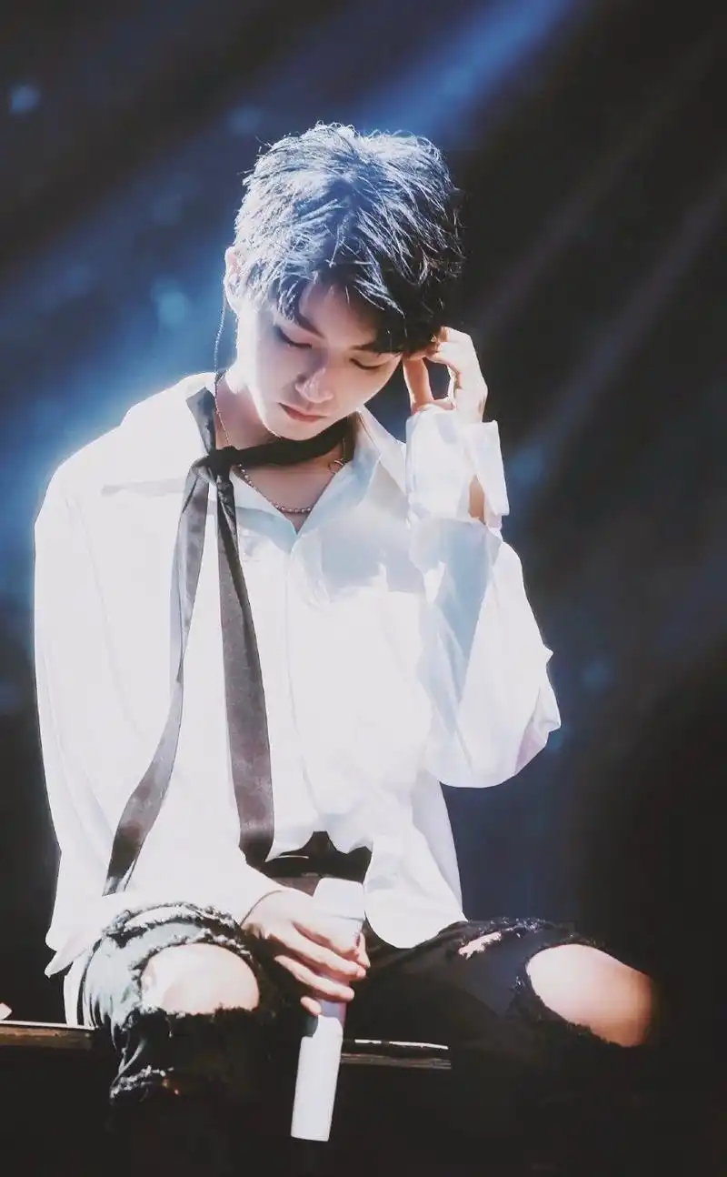 王俊凯绝美领带杀 温柔与霸道满分融合