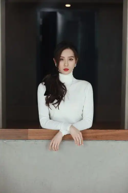 刘诗诗高领毛衣优雅时尚写真图片