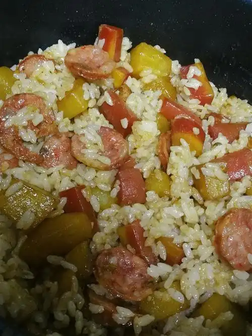 潇洒洒洒王做的香肠土豆焖饭7575电饭煲懒人做法