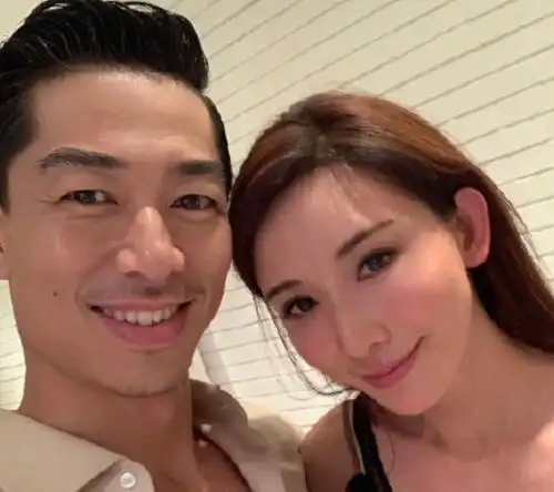 婚纱照林志玲与老公合体拍片穿情侣装甜蜜对视