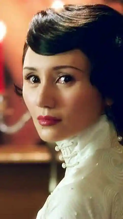 袁泉诠释了什么叫美人在骨不在皮,这个回眸能看到眼里的星河吗?