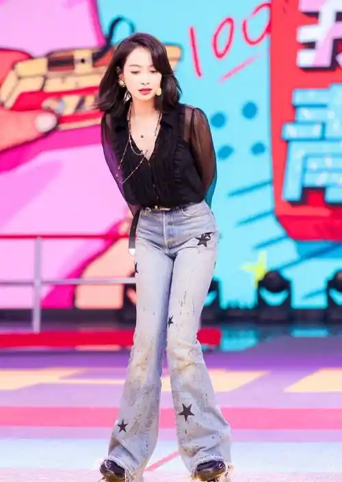 原创宋茜品牌写真照穿减龄针织衫涂石榴红口红娇美十足似少女