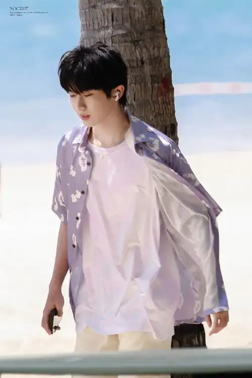 马嘉祺紫色印花衬衫造型路透