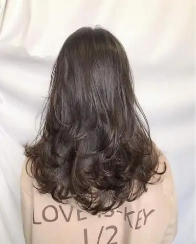 一些中长发好看的发型,烫完自然飘逸显气质,过年发型就该这么烫