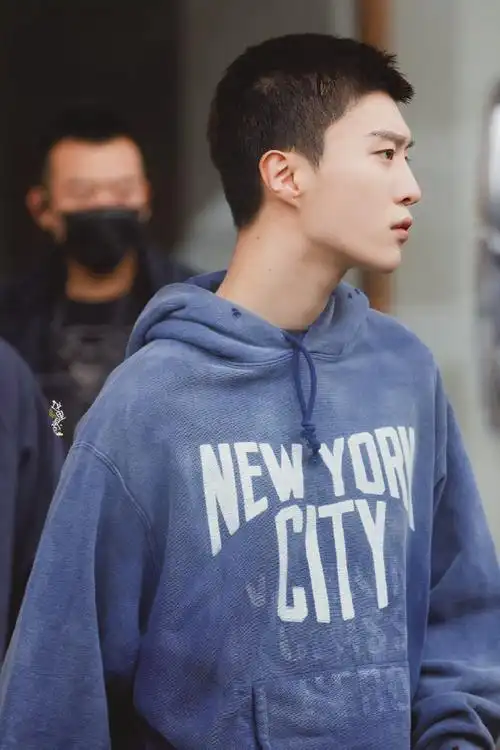 范丞丞青春环游记#范丞丞青春环游记上班路透干净利落的短发配上端正