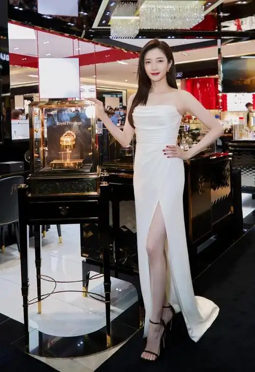 有种腿精叫江疏影长腿自带抢镜效果穿抹胸小白裙太迷人了