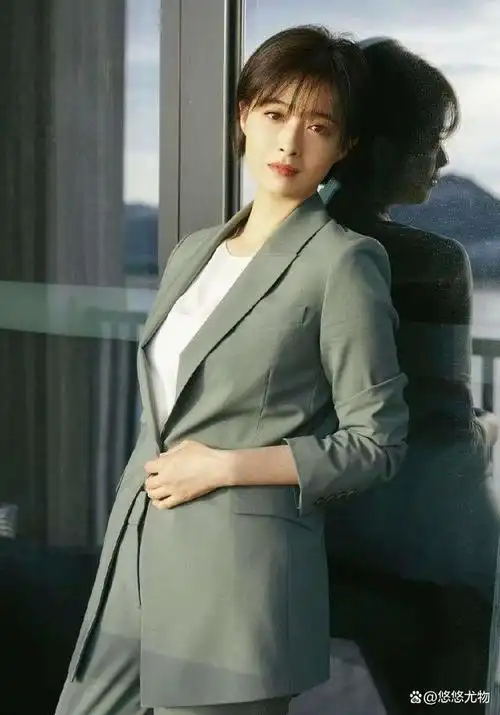 蒋欣引领了一种适合微胖女性的齐唇发短发趋势,时尚又能年轻化