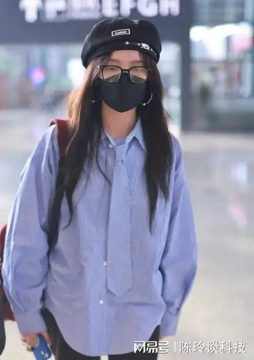 街拍孟佳条纹衬衫贝雷帽喇叭裤随性休闲