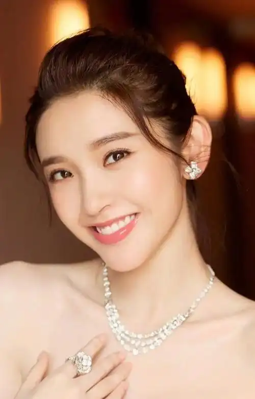 唐艺昕个人写真:笑容甜美,亲切迷人!