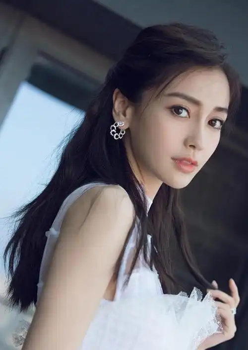 举手投足间皆是风情,angelababy一袭长裙又仙又美!