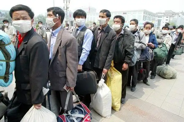 2003年5月2日的北京火车站(人民图片/格雷格贝克)