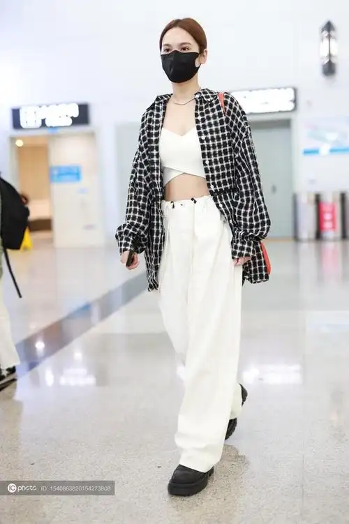 街拍杨丞琳格纹衬衫白色阔腿裤短款上衣黑色厚底鞋率性简约