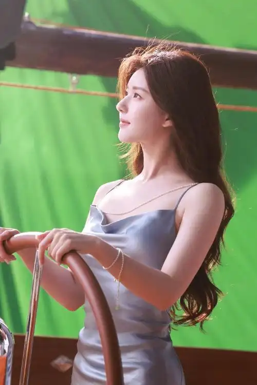 赵露思吊带丝绸裙造型来啦! 露思真的身材真的好嘶哈!
