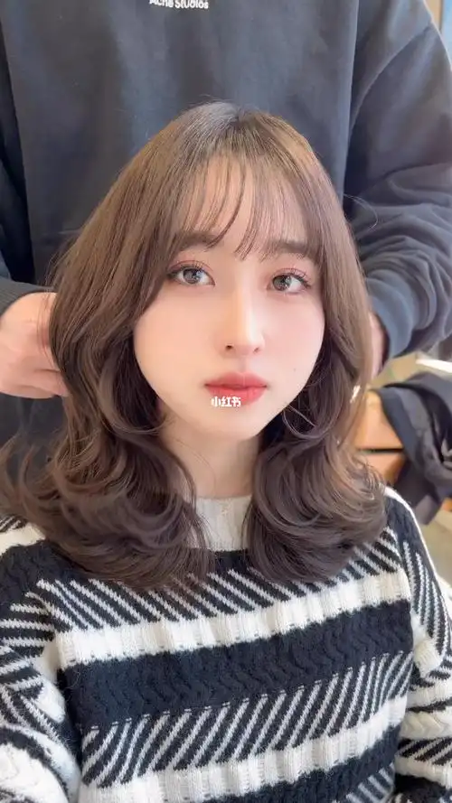 云朵烫的发型特别适合中长发的女孩