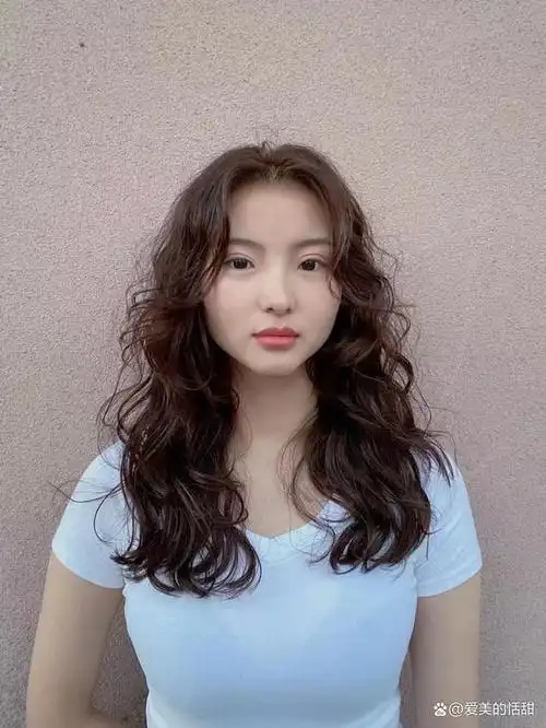 适合自然卷女孩的两款发型