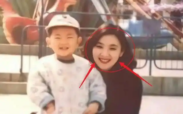 原创邓伦童年照传出,遗传妈妈高颜值基因,从小到大都是同一张脸