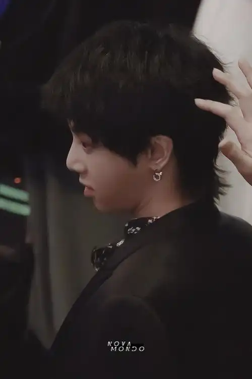 哥哥这个侧脸真的绝了,我死了姐妹们不用扶我,让我躺着吧. 华晨宇花花