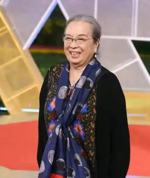 容嬷嬷李明启现身晚会彩排87岁走路带风穿200元平价鞋引热议