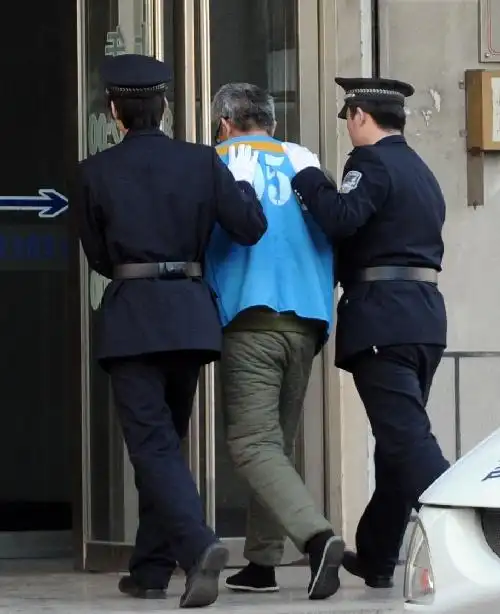 图文:足坛扫赌一审宣判 被押至法庭