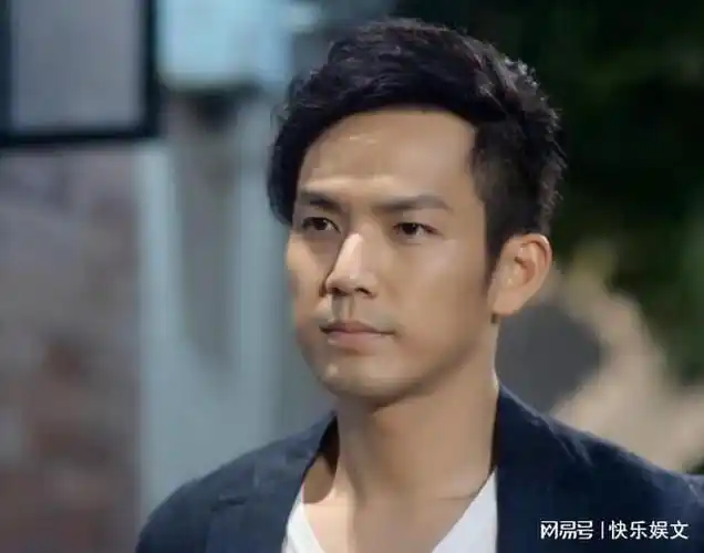 47岁钟汉良被曝隐婚生女小5岁娇妻北京探班被拍身材修长很美