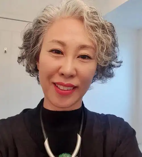 50-60岁的女人,烫发避开"老年款",按照这些流行款来烫,减龄|发型|刘海