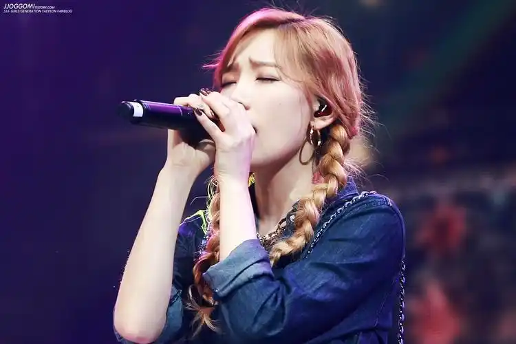 实在没有其它泰妍闭着眼睛唱歌的图片也行(要横