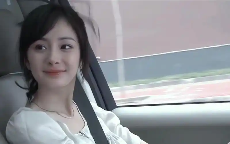 救命!早期杨幂的灵气都快溢出屏幕了,清清爽爽的妆造真的好漂亮