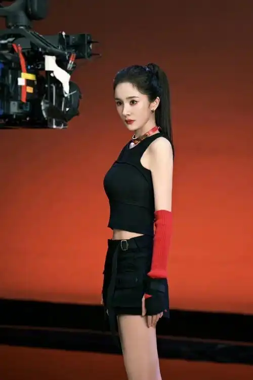 杨幂红色眼线##杨幂甜辣双丸子头##杨幂