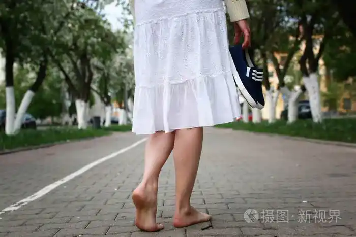 街上的赤脚女孩