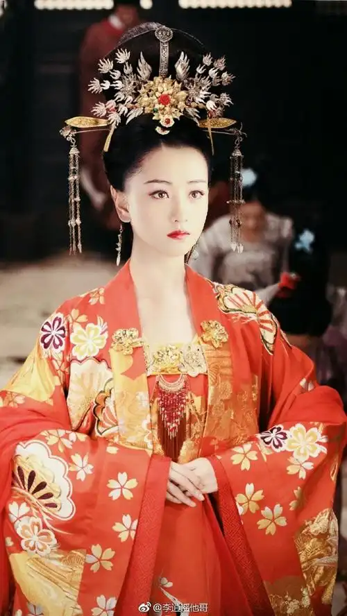 杨蓉# 追随你踏歌的动作,停泊在你荡秋千的院落,在满城飘雪的夜,做一