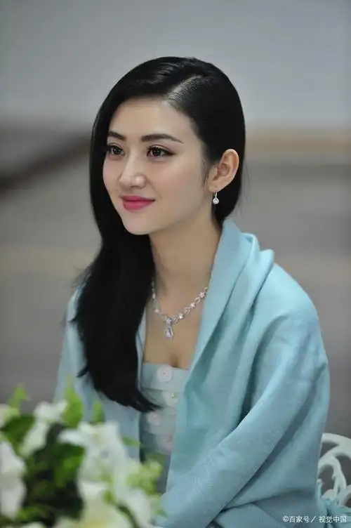 作为一名公众人物,景甜的颜值变化无疑是她个人形象和职业发展的重要