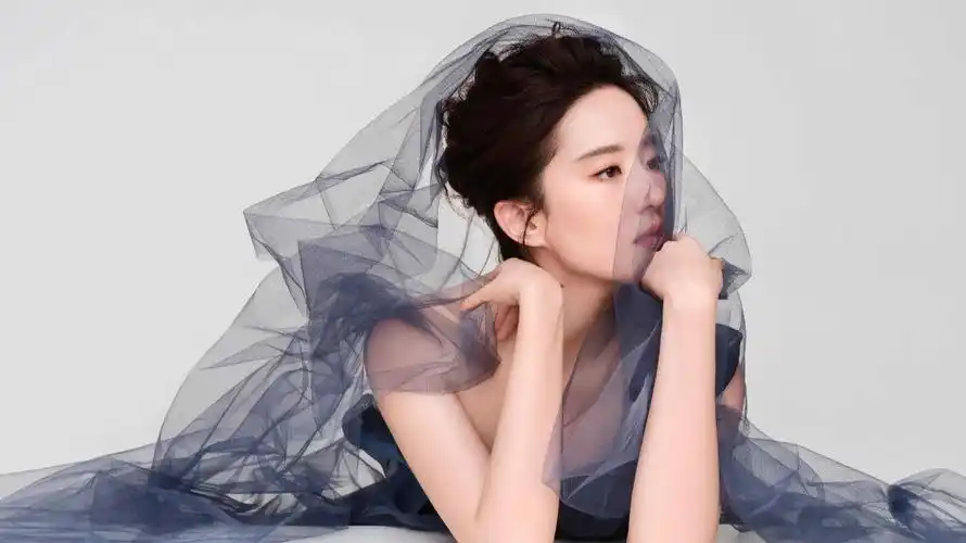 刘亦菲国内国外两幅面孔?国内是高冷女神,国外却笑脸迎人