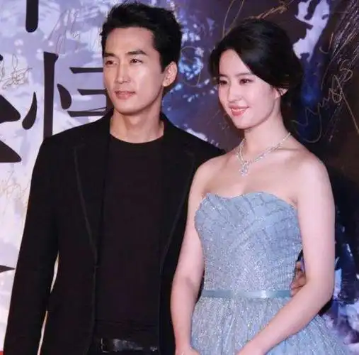 刘亦菲和宋承宪宋承宪深夜点赞刘亦菲自拍