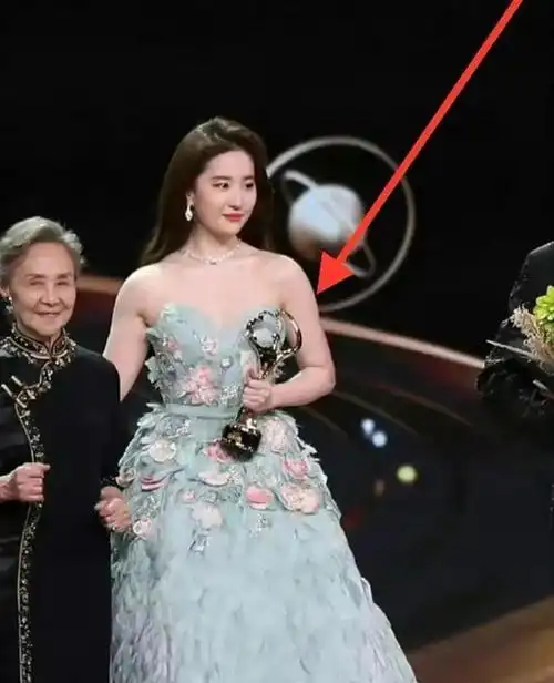 刘亦菲的心态显得尤为坦然,与关晓彤经常选择刻意回避不同,她敢于直面