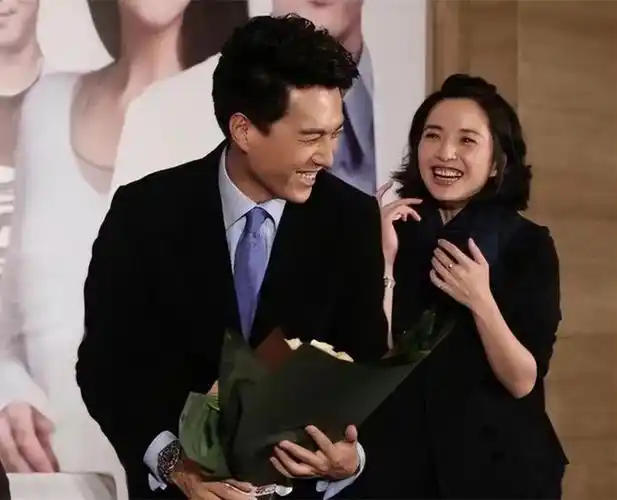 靳东夫妻同框二婚老婆穿普通黑衣难掩高级感大方脸跟他好般配